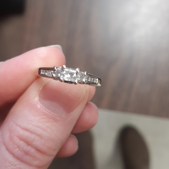Engagement ring - Picture 3 of 3